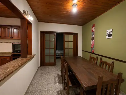 Casa 4 ambientes con 2 baños