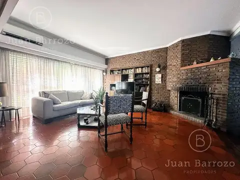 Venta Casa de 3 dormitorios con garage y fondo libre. Temperley Este.