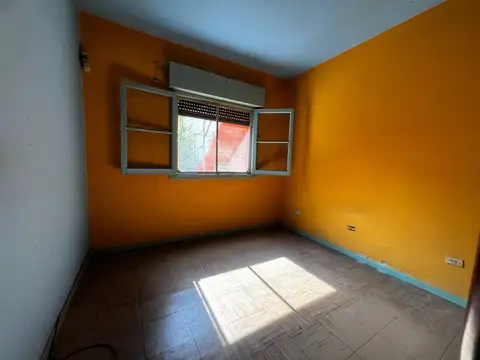 CASA CON 2 VIVIENDAS, PATIO, COCHERA