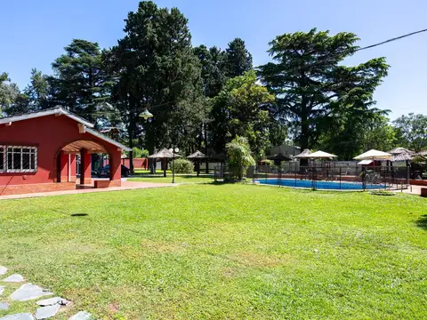 Casa en lote de 1.854 m² con gran parque, pileta, oficina y unidad adicional – Don Torcuato