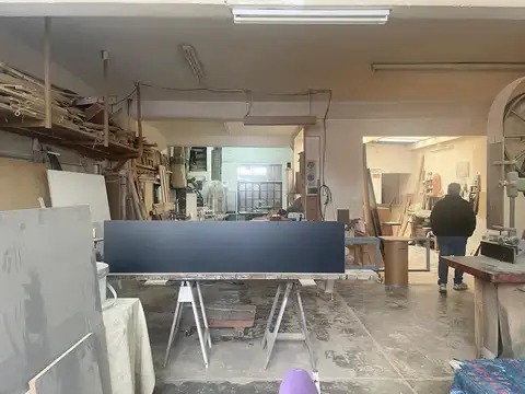 Casa con galpon y local