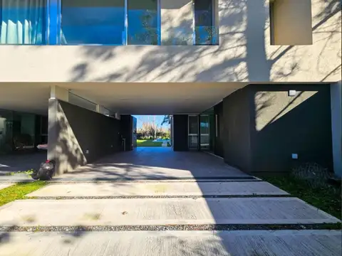 Venta casa 2 plantas de 3 dormitorios con pileta y espacio de parrillero, Aldea Fisherton