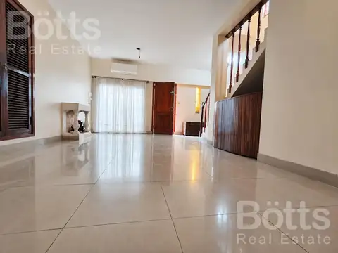 Casa en Venta- 5 amb -cochera 3 autos- patio- parrilla- terraza- A 5 cuadras de Plaza Irlanda