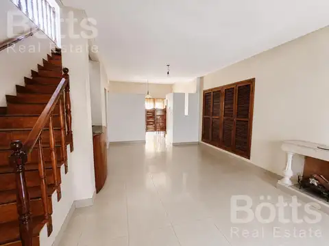 Casa 5 ambientes con 1 baño