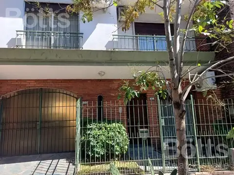 Casa en Venta- 5 amb -cochera 3 autos- patio- parrilla- terraza- A 5 cuadras de Plaza Irlanda