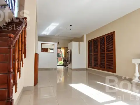 Casa en Venta- 5 amb -cochera 3 autos- patio- parrilla- terraza- A 5 cuadras de Plaza Irlanda
