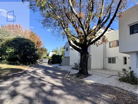 Casa en barrio controlado, calle cortada