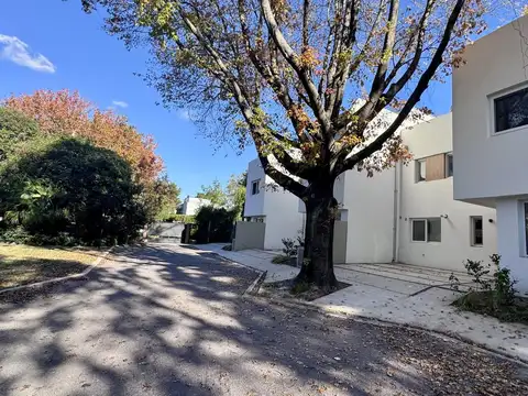 Casa en barrio controlado, calle cortada