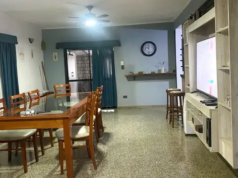 Casa 9 ambientes con 2 baños