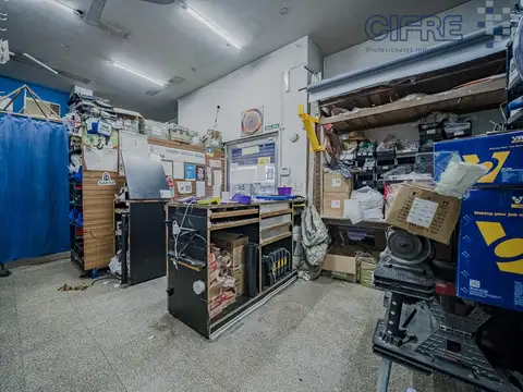 Local en esquina en Av. Juan B. Justo, Villa Crespo, luminoso con buena distribución