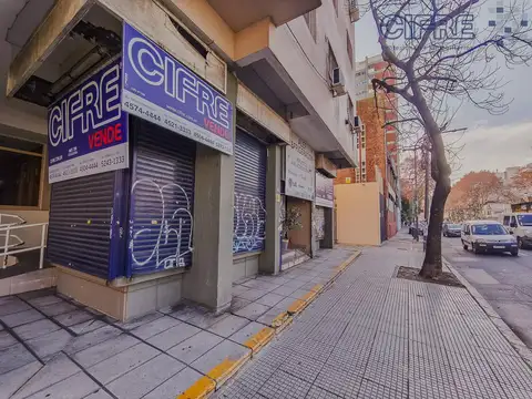 Local en esquina en Av. Juan B. Justo, Villa Crespo, luminoso con buena distribución