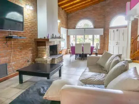 Casa 6 ambientes con 4 baños