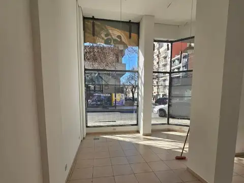 Excelente ubicacion frente vidriado.