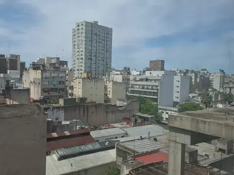 LUMINOSO DEPTO. DE 2 AMBIENTES A MTS. DE AV. RIVADAVIA EN MUY BUEN ESTADO