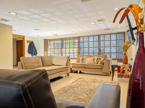 VENTA impecable casa de 3 a 5 dormitorios   2 cocheras en Arroyito