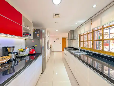 VENTA impecable casa de 3 a 5 dormitorios   2 cocheras en Arroyito