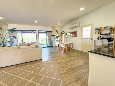 Casa 4 ambientes con 2 baños