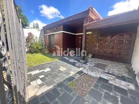 Casa 2 dormitorios — jardín con parrilla y pileta, dos cocheras — Apta banco