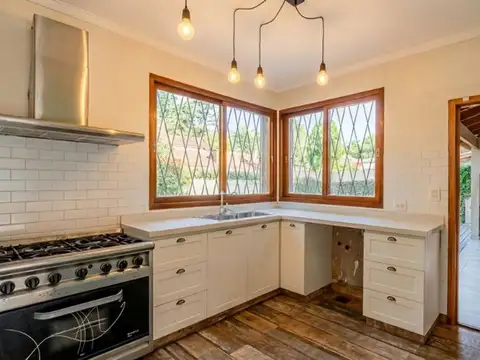 Casa 6 ambientes con 4 baños