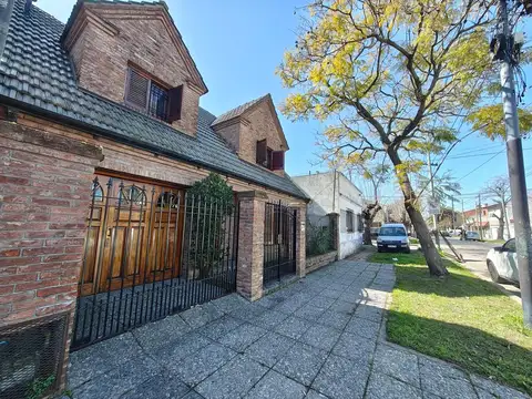 Chalet en venta 4 ambientes jardin garage doble Permuta