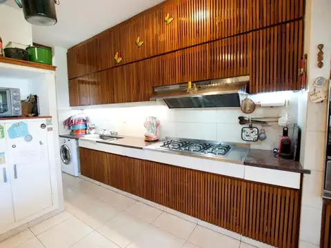 Casa 8 ambientes con 3 baños