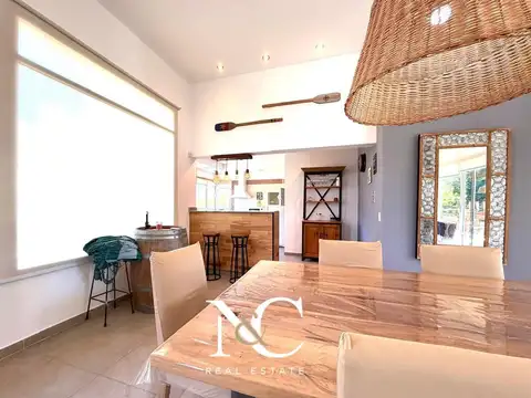 Casa 4 ambientes con 2 baños