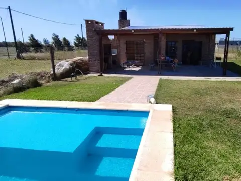 Altos de Piñero, 300 m2, dos dormitorios, galeria, pileta.