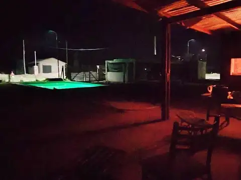 Altos de Piñero, 300 m2, dos dormitorios, galeria, pileta.