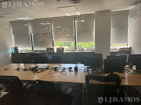 Oficina en Alquiler con 5 cocheras