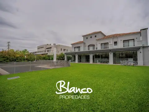 Casa en Alquiler con 2 cocheras