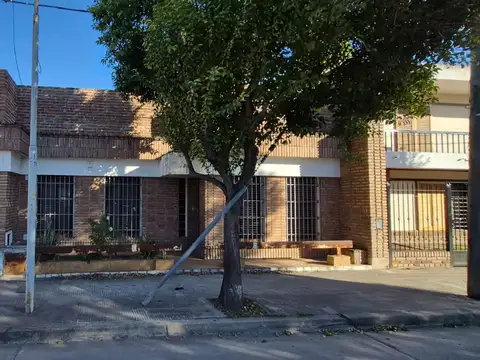 Casa 6 ambientes con 2 baños