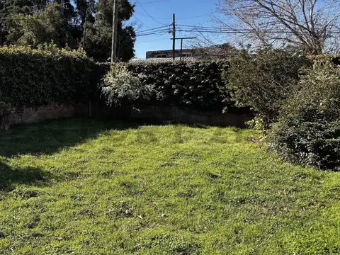 CASA 2 AMBIENTES EN UNA PLANTA CON JARDIN