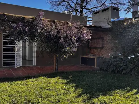 CASA 2 AMBIENTES EN UNA PLANTA CON JARDIN
