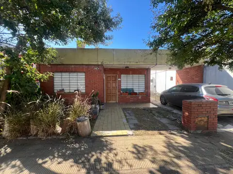 CASA PH 3 AMBIENTES AL FRENTE CON PATIO Y ESP. COCHERA 