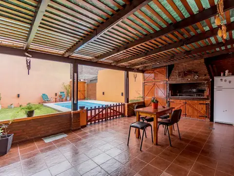 VENTA: Casa de 3 Dormitorios con Jardín y Pileta, en Barrio Alberdi, Rosario.