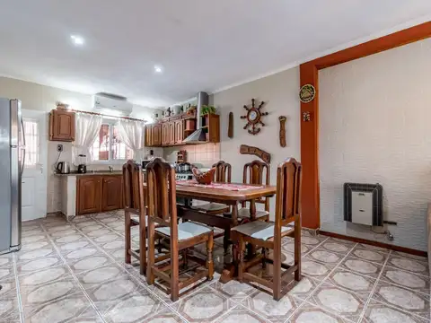 VENTA: Casa de 3 Dormitorios con Jardín y Pileta, en Barrio Alberdi, Rosario.