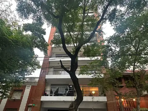 Excelente dto monoambiente al frente con balcón y cochera. Luminoso., excelente estado.