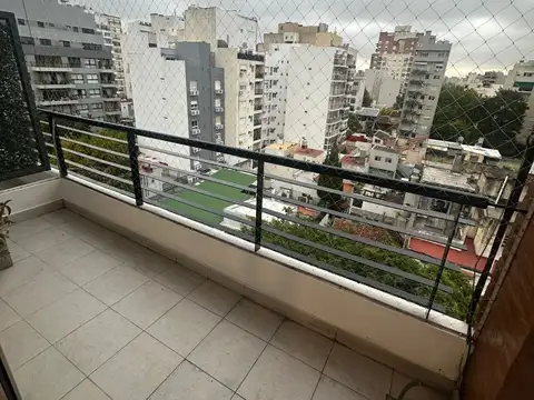 Excelente dto monoambiente al frente con balcón y cochera. Luminoso., excelente estado.