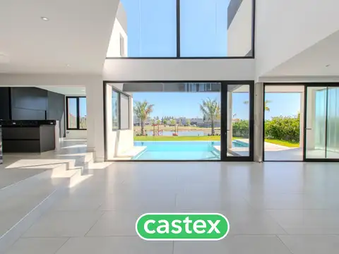 Casa 8 ambientes con 4 baños