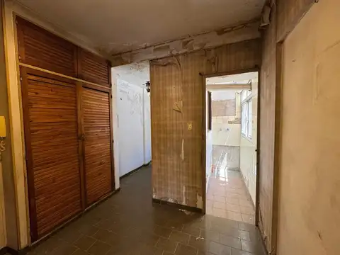 SEMIPISO 4 AMBIENTES BALCON CORRIDO A REFACCIONAR