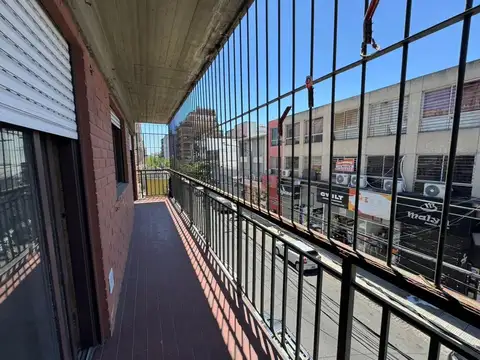 SEMIPISO 4 AMBIENTES BALCON CORRIDO A REFACCIONAR