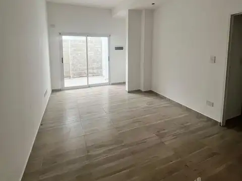 Dos ambientes con patio y cochera en pleno Banfield Oeste