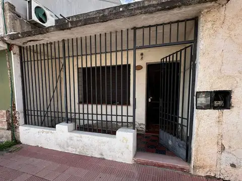 CASA ESQUINA EN ALBERDI DE DOS DORMITORIOS