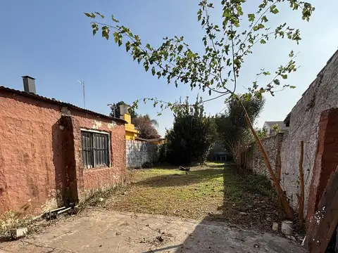 Casa 3 ambientes gran jardín. Martínez.