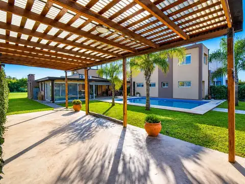 Casa 8 ambientes con 2 baños
