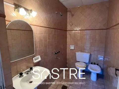 CASA EN VENTA EN WILDE 3 AMBIENTES COCHERA QUINCHO