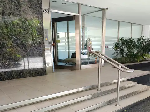 EXCELENTE DEPTO 3 AMBIENTES A LA VENTA. AMPLIOS AMBIENTES. SUM Y PILETA. COCHERA DOBLE Y BAULERA.