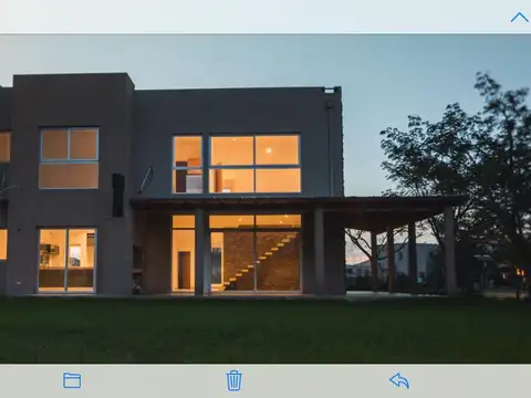 Casa 5 ambientes con 4 baños