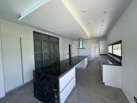 Casa 6 ambientes con 5 baños