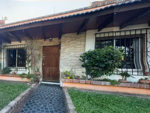 Casa 14 ambientes con 3 baños